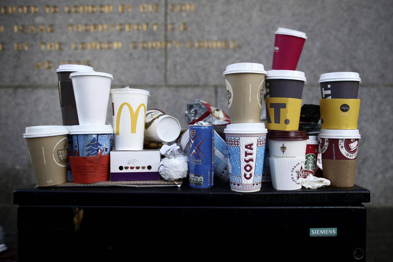 Reino Unido declara la guerra a los vasos de café desechables