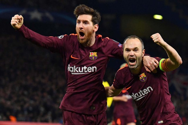 Barcelona's Argentinian striker Lionel Messi (L) celebrates with Barcelona's Spanish midfielder Andres Iniesta (R) after scoring their first goal during the first leg of the UEFA Champions League round of 16 football match between Chelsea and Barcelona at Stamford Bridge stadium in London on February 20, 2018. / AFP PHOTO / Ben STANSALL