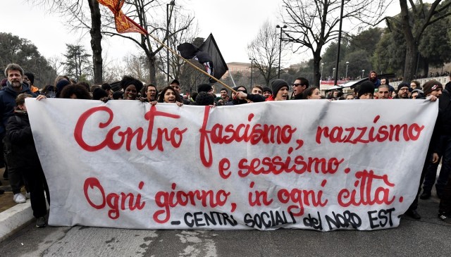 Miles de personas marcharon este sábado en Macerata contra el fascismo  / AFP FOTO/ TIZIANA FABI
