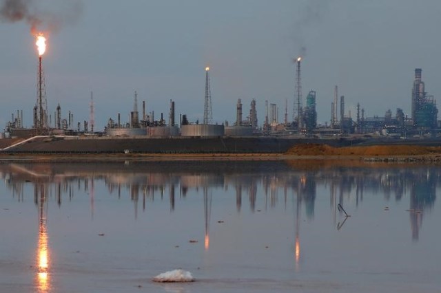 Vista general de la refinería de Amuay, la más grande de Venezuela, situada en la zona de Punto Fijo. Foto de archivo. REUTERS/Carlos Garcia Rawlins