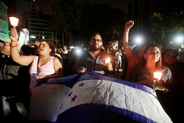 Demonstrators hold torches during a demonstration against the re-election of Honduras' President Juan Orlando Hernandez in Tegucigalpa, Honduras, February 3, 2018. REUTERS/Jorge Cabrera