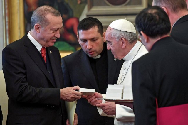 Pope Francis exchanges gift with Turkish President Tayyip Erdogan and his wife Emine (R) during a private audience at the Vatican, February 5, 2018. REUTERS/Alessandro Di Meo/Pool