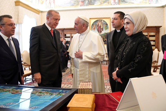 Pope Francis talks with Turkish President Tayyip Erdogan and his wife Emine (R) during a private audience at the Vatican, February 5, 2018. REUTERS/Alessandro Di Meo/Pool
