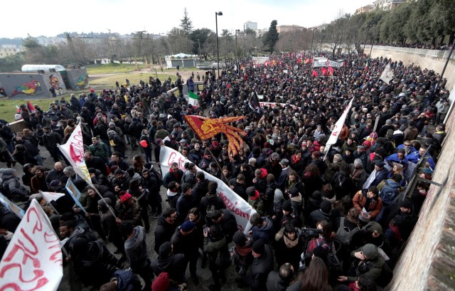 Miles de personas marcharon este sábado en Macerata contra el fascismo /  REUTERS/Yara Nardi