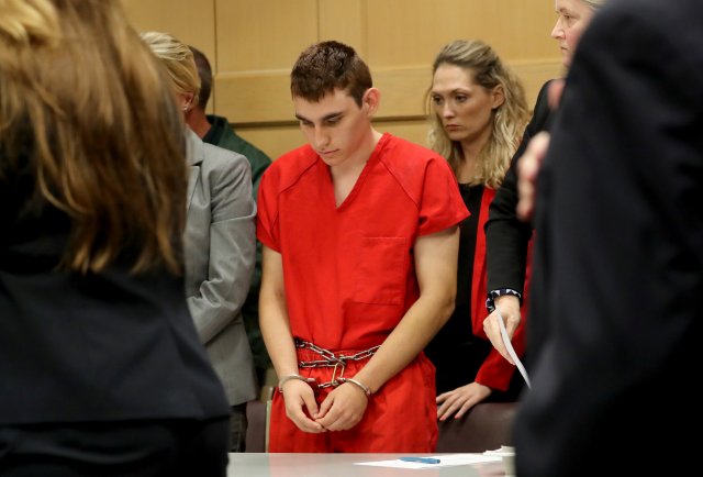 Nikolas Cruz, enfrentando 17 cargos de asesinato premeditado en el tiroteo masivo en Marjory Stoneman Douglas High School en Parkland, comparece ante el tribunal para una audiencia de estado en Fort Lauderdale, Florida, EE.UU. el 19 de febrero de 2018. REUTERS / Mike Stocker / Pool