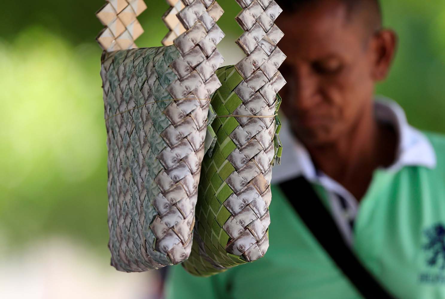 Las artesanías venezolanas hechas con bolívares devaluados para subsistir en Colombia