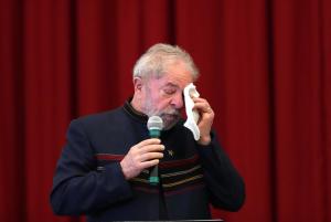 Lula carga contra jueces en la misa por aniversario de muerte de su esposa