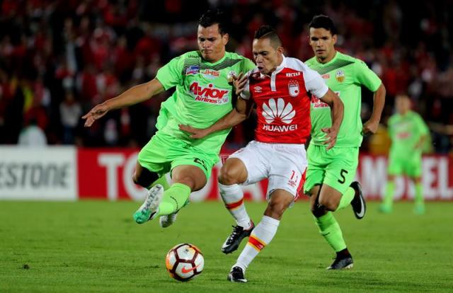 El jugador de Santa Fe Anderson Plata (c) disputa un balón con Juan Carlos Vargas (i) de Deportivo Táchira hoy, jueves 8 de febrero de 2018, durante su partido por la Copa Libertadores, en el estadio Nemesio Camacho "El Campín" de Bogotá (Colombia). EFE/LEONARDO MUÑOZ