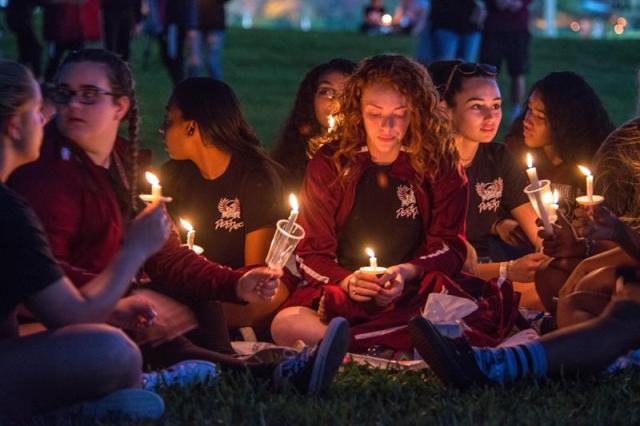 Miles de personas participan en la vigila en recuerdo de las 17 víctimas mortales de la matanza perpetrada este miércoles por Nikolas Cruz en la escuela secundaria Marjory Stoneman Douglas hoy, jueves 15 de febrero de 2018, en Pine Trails Park, Parkland, Florida (EE. UU.). EFE/GIORGIO VIERA