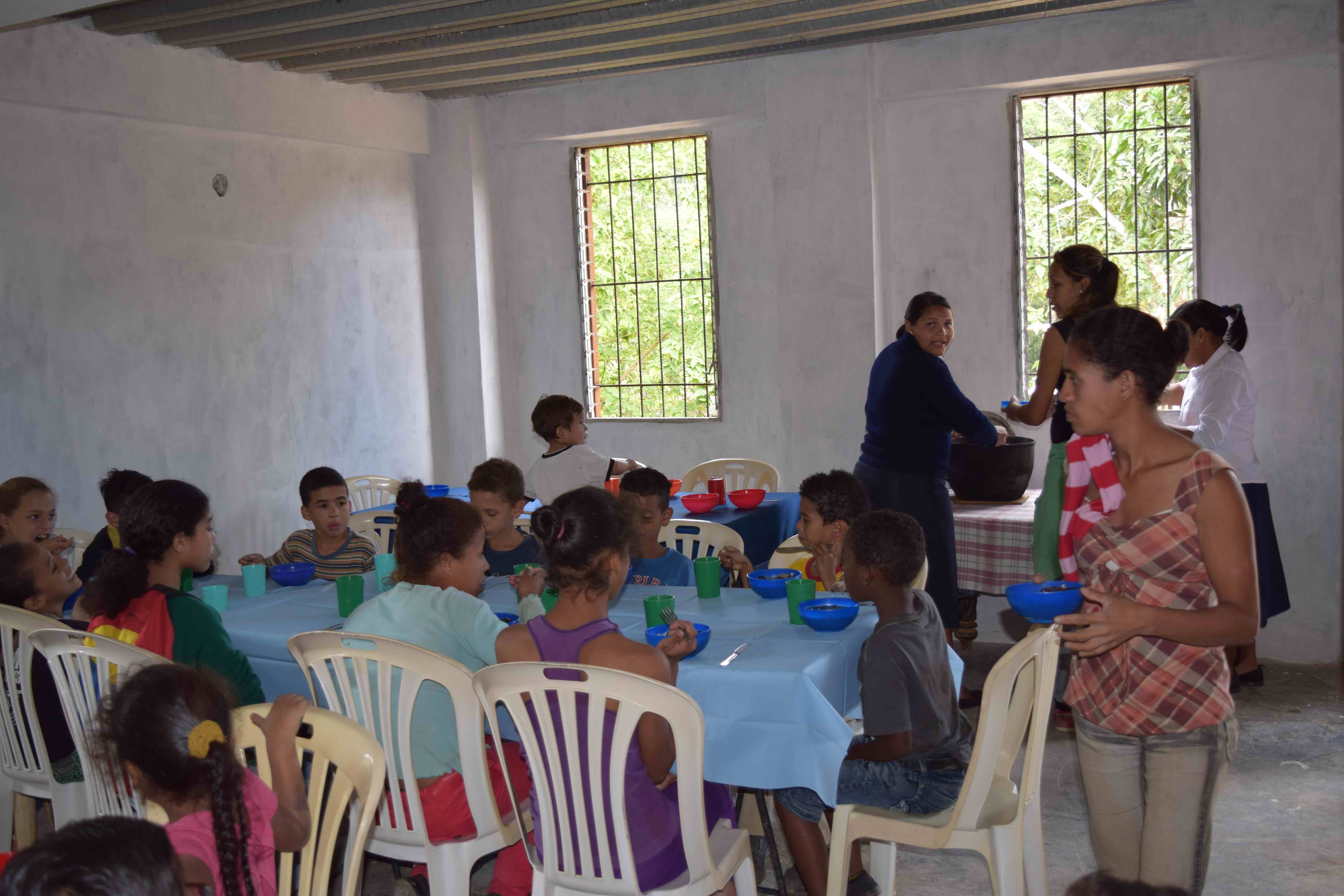 Acción Humanitaria por Venezuela alimenta y atiende a niños en extrema pobreza