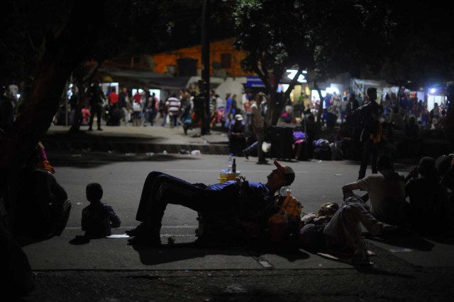 En Cúcuta, es común ver a ciudadanos venezolanos durmiendo en los parques públicos. Foto: Cristian Garavito - El Espectador