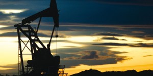 Precios del petróleo caen ante aumento de suministro en EEUU
