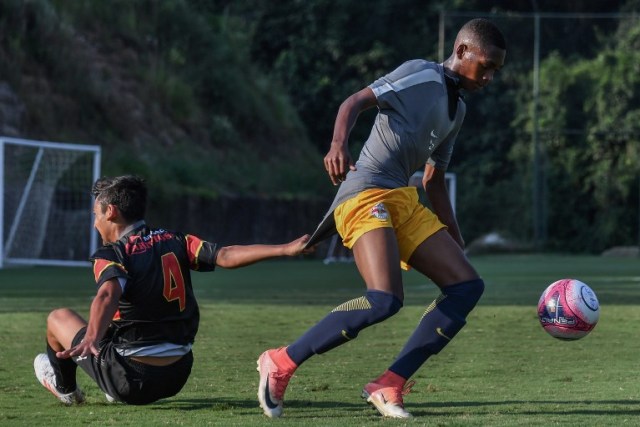 El jugador de fútbol de Red Bull Brasil Luis Phelipe Souza (R) participa en una sesión de entrenamiento en el centro de entrenamiento en Jarinu, a unos 70 km de Sao Paulo, Brasil, el 23 de febrero de 2018. Las estrellas brasileñas del fútbol tradicionalmente han surgido de los campos de juego de la comunidad en las favelas, pero para Luis Phelipe Souza, de 17 años, el camino hacia el futuro comienza en una academia de vanguardia. / AFP PHOTO / NELSON ALMEIDA / TO GO CON LA HISTORIA AFP por ROSA SULLEIRO