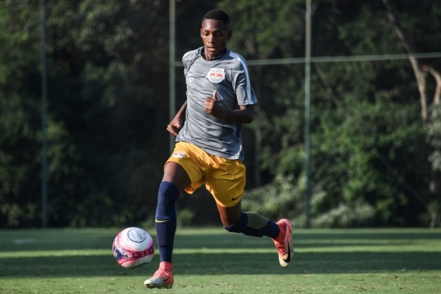 El jugador de fútbol de Red Bull Brasil Luis Phelipe Souza (R) participa en una sesión de entrenamiento en el centro de entrenamiento en Jarinu, a unos 70 km de Sao Paulo, Brasil, el 23 de febrero de 2018. Las estrellas brasileñas del fútbol tradicionalmente han surgido de los campos de juego de la comunidad en las favelas, pero para Luis Phelipe Souza, de 17 años, el camino hacia el futuro comienza en una academia de vanguardia. / AFP PHOTO / NELSON ALMEIDA / TO GO CON LA HISTORIA AFP por ROSA SULLEIRO