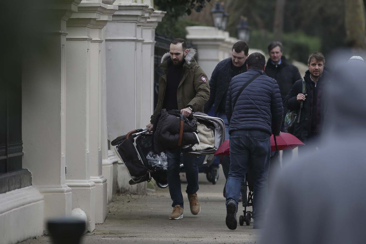 Diplomáticos rusos expulsados abandonan embajada en Londres (fotos)