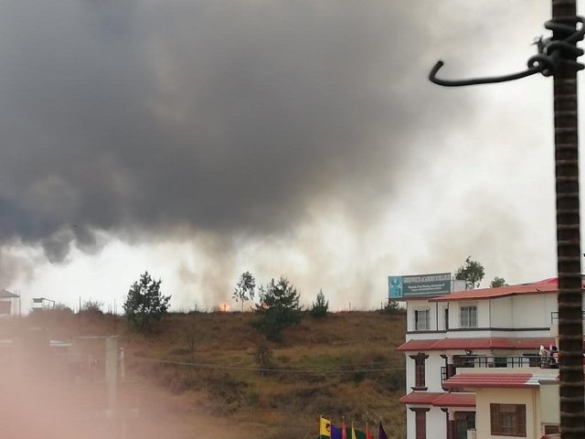 El humo se eleva después del accidente de un avión de Bangladesh en el aeropuerto de Katmandú, Nepal, el 12 de marzo de 2018 en esta imagen obtenida de las redes sociales. RUSHA GIRI / vía REUTERS