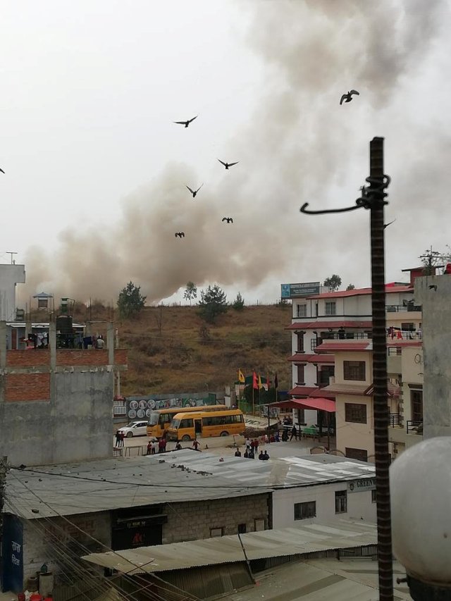 El humo se eleva después del accidente de un avión de Bangladesh en el aeropuerto de Katmandú, Nepal, el 12 de marzo de 2018 en esta imagen obtenida de las redes sociales. RUSHA GIRI / vía REUTERS