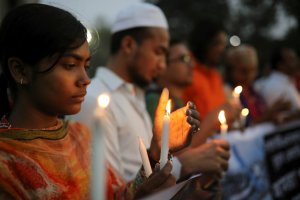 Bangladesh despide a las víctimas del accidente aéreo con funeral público