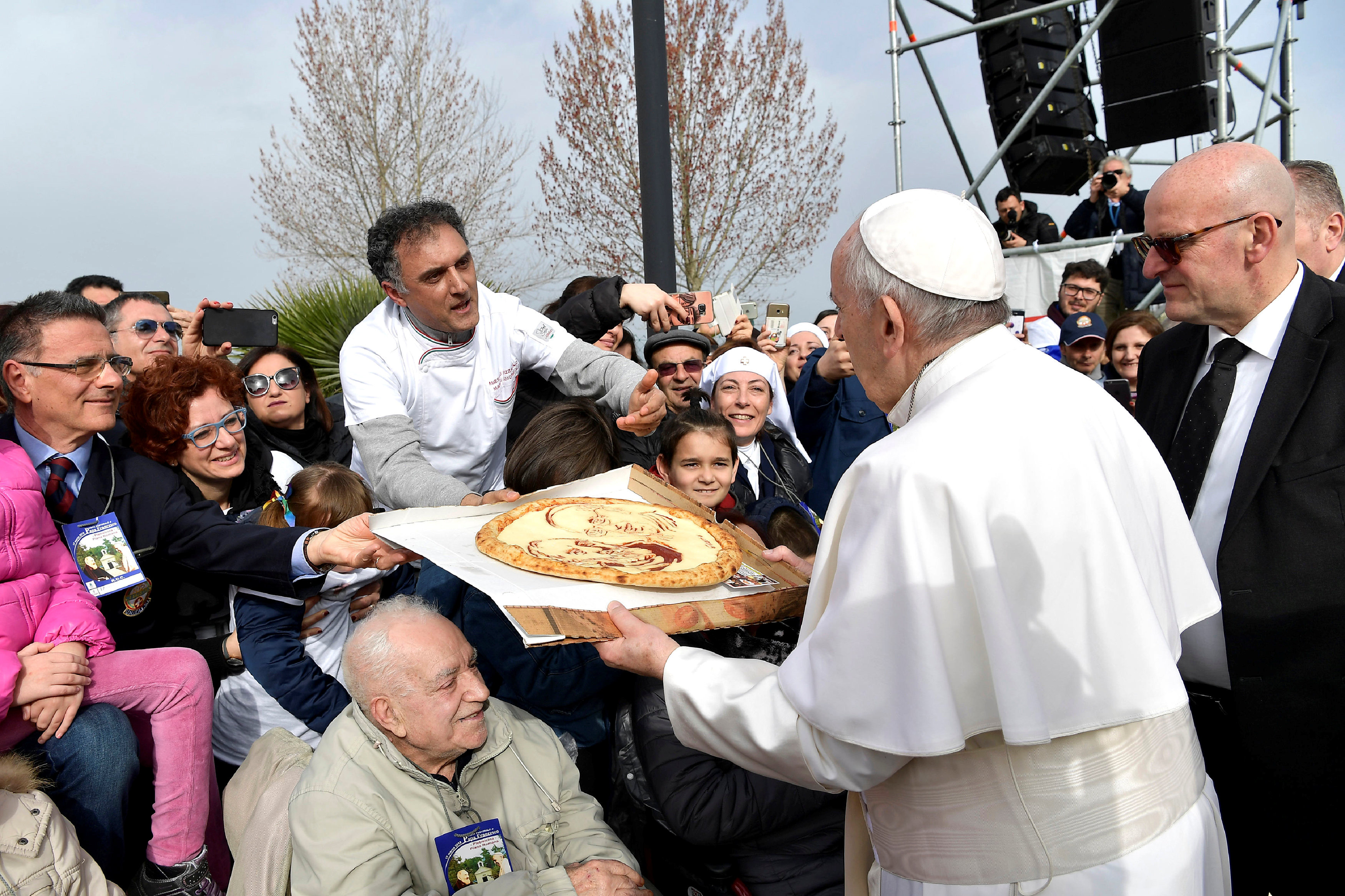 El Papa visita dos pequeñas ciudades marcadas por el popular del santo Padre Pío (Fotos)