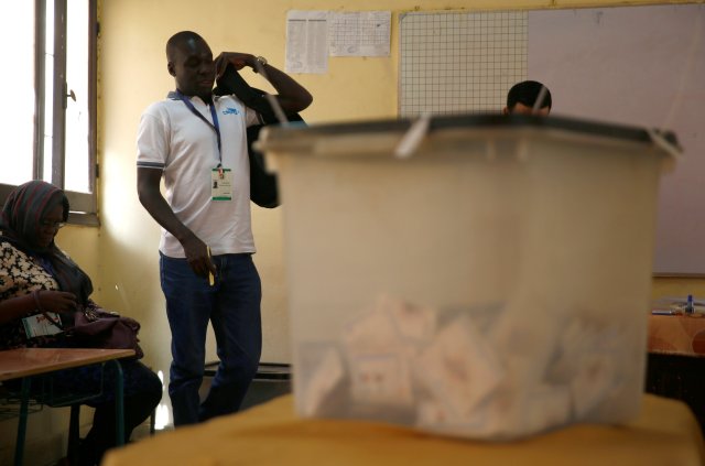 Los observadores electorales de Sudáfrica son vistos dentro de una mesa de votación durante el segundo día de las elecciones presidenciales en El Cairo, Egipto, el 27 de marzo de 2018. REUTERS / Amr Abdallah Dalsh