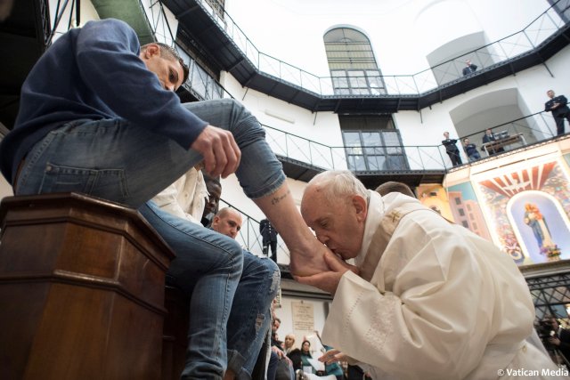 Pope Francis kisses the foot of an inmate at the Regina Coeli prison during the Holy Thursday celebration in Rome, Italy, March 29, 2018. Osservatore Romano/Handout via REUTERS ATTENTION EDITORS - THIS IMAGE WAS PROVIDED BY A THIRD PARTY