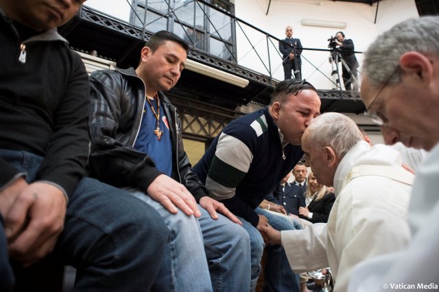An inmate kisses Pope Francis at the Regina Coeli prison during the Holy Thursday celebration in Rome, Italy, March 29, 2018. Osservatore Romano/Handout via REUTERS ATTENTION EDITORS - THIS IMAGE WAS PROVIDED BY A THIRD PARTY