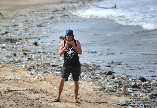 Un buceador británico difundió un video sobre el problema de la basura en el mar cerca de la turística isla de Bali (Foto: AFP)