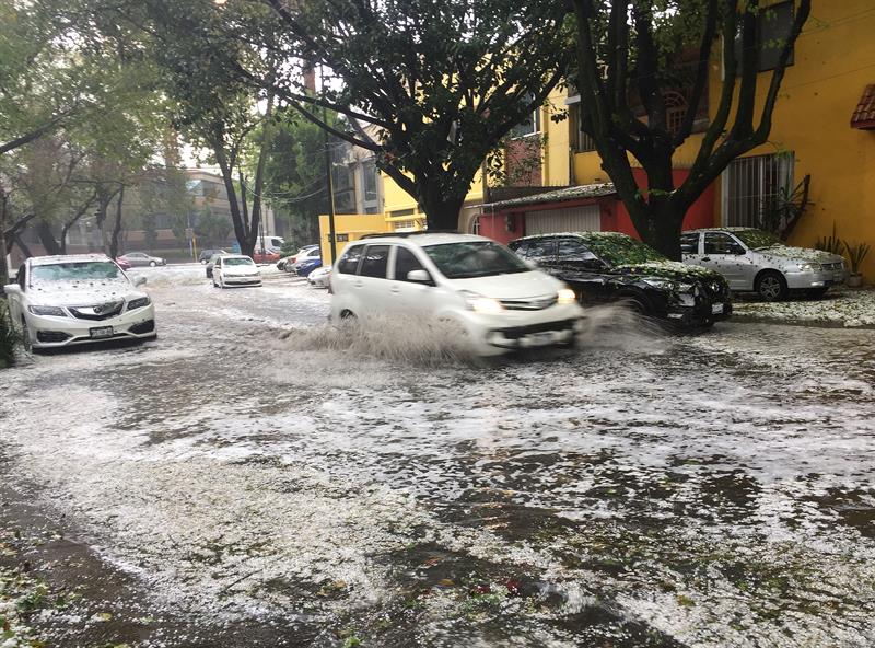 Lluvia y granizo causaron atascos en Ciudad de México (Fotos)