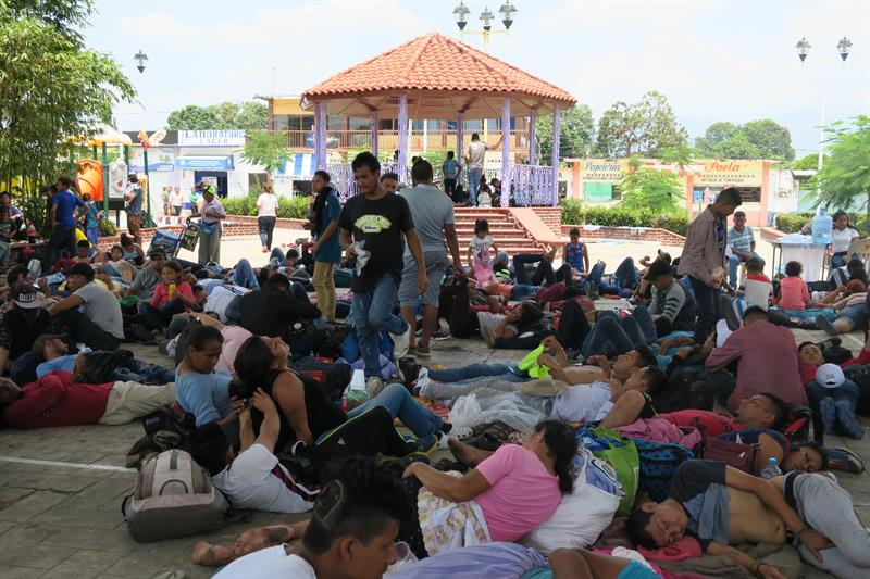Un viacrucis de más de mil migrantes atraviesa México rumbo a Estados Unidos (Fotos)