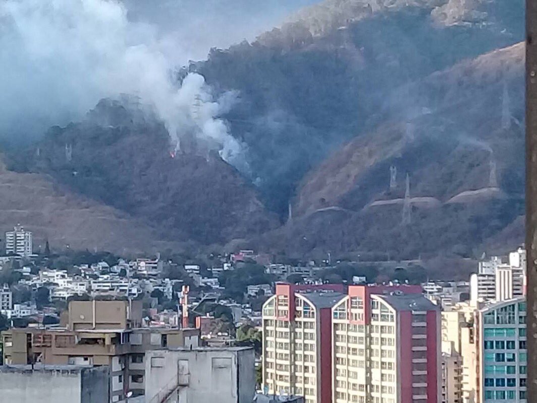 Reportan incendio en el Ávila a la altura de San Bernardino este #11Mar