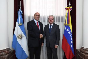 Presidente del Senado argentino recibe a Williams Dávila para abordar la crisis en Venezuela