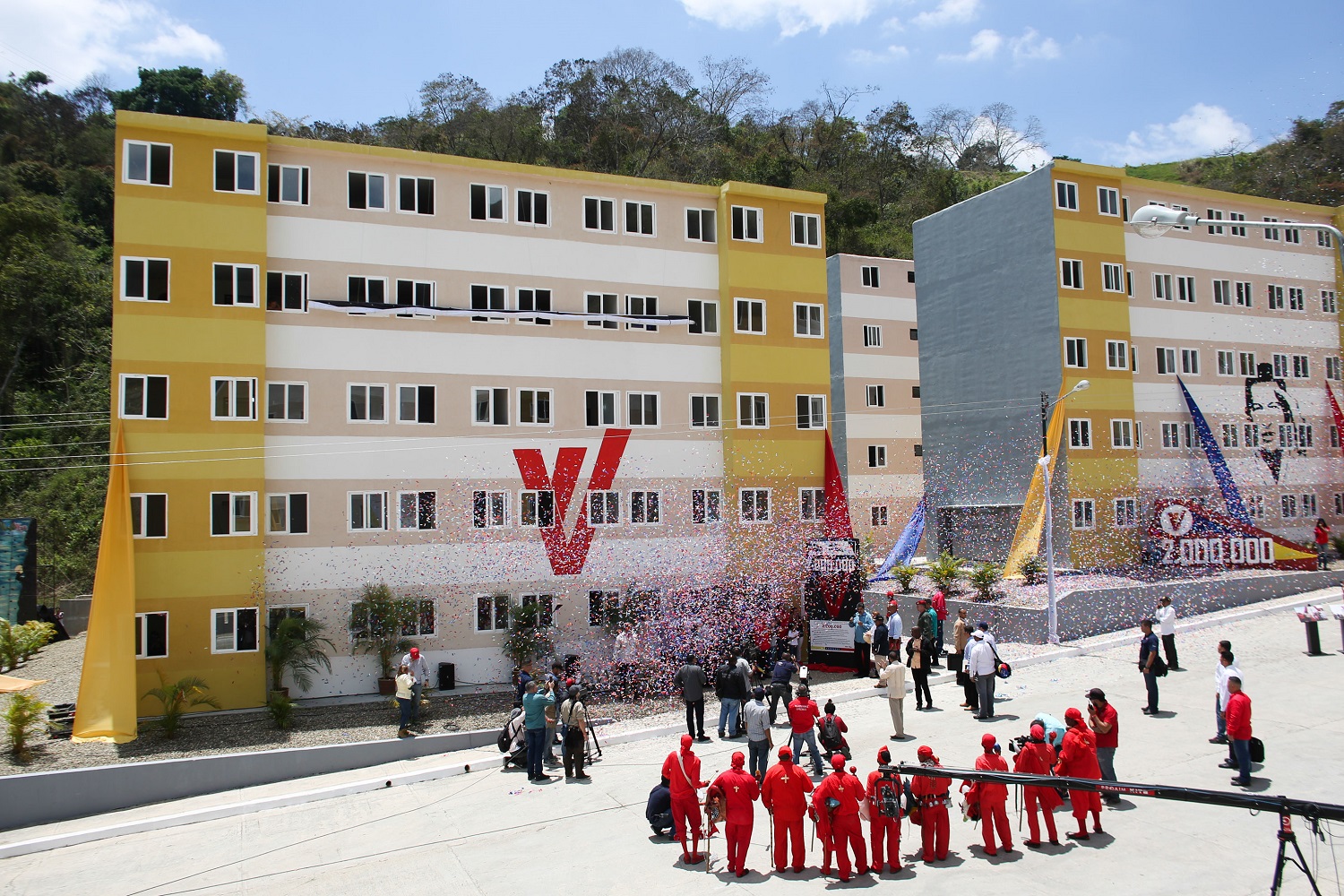 Nicolás Maduro falsifica las cifras de construcción de viviendas y producción petrolera