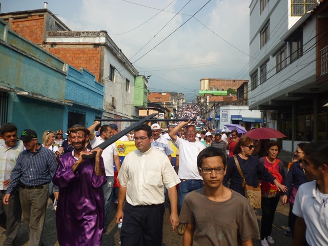 Devotos rezaron el viacrucis por las calles de San Cristóbal (Fotos)