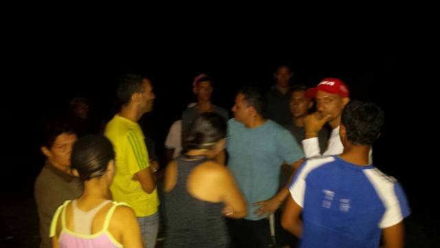 Familiares a la orilla de la playa esperando presencia de bomberos. Foto: Guillermo Pérez 