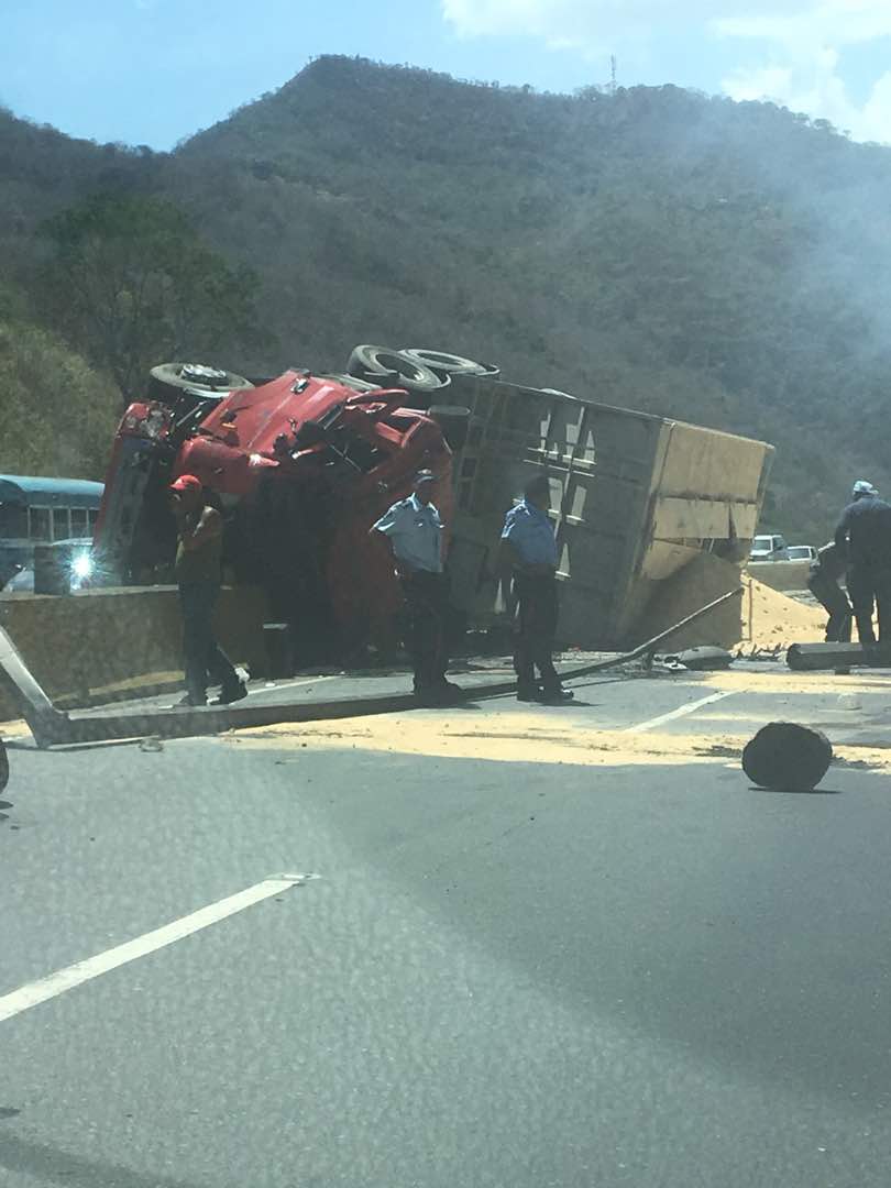 Dos muertos en volcamiento de gandola en GMA (VIDEO)