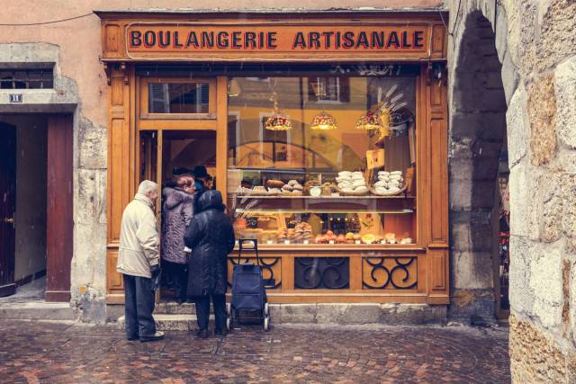 Algunos vecinos hacen cola en una panadería de la localidad francesa de Annecy. GETTY IMAGE
