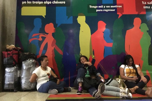 People remain stranded at Caracas' international airport on April 6, 2018 after Venezuela suspended flights of Panama's Copa Airlines in an escalating diplomatic row. Panama on April 5 ordered Venezuela's ambassador out and recalled its own envoy to the country as Caracas imposed sanctions on senior Panamanian officials and suspended flights in an escalating diplomatic row. At issue is Panama's alignment with other Latin American countries as well as the European Union, Canada and the United States that have taken measures against President Nicolas Maduro's and his government on the grounds that he is undemocratically tightening his hold on power. / AFP PHOTO / Federico PARRA