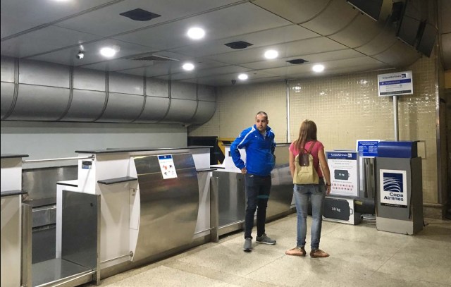 People wait at the counters of Panama's Copa Airlines at Caracas' international airport on April 6, 2018 after Venezuela suspended the company's flights in an escalating diplomatic row. Panama on April 5 ordered Venezuela's ambassador out and recalled its own envoy to the country as Caracas imposed sanctions on senior Panamanian officials and suspended flights in an escalating diplomatic row. At issue is Panama's alignment with other Latin American countries as well as the European Union, Canada and the United States that have taken measures against President Nicolas Maduro's and his government on the grounds that he is undemocratically tightening his hold on power. / AFP PHOTO / Federico PARRA