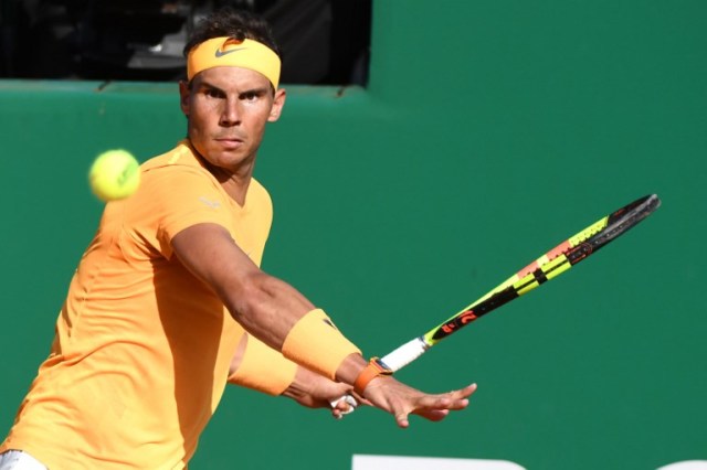 El español Rafael Nadal regresa a la rusa Karen Khachanov durante su partido de tenis en el torneo Monte-Carlo ATP Masters Series el 19 de abril de 2018 en Mónaco.