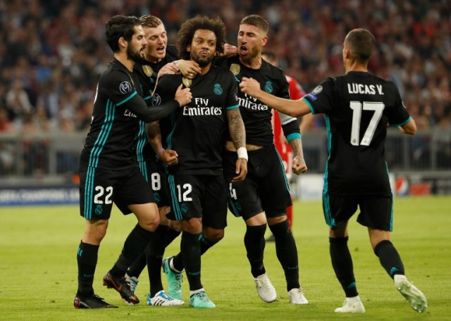 El defensa brasileño del Real Madrid Marcelo (C) celebra la anotación con sus compañeros de equipo el centrocampista español Real Madrid Isco (L), el centrocampista alemán Real Madrid Toni Kroos, el defensa español del Real Madrid Sergio Ramos y el centrocampista español del Real Madrid Lucas Vázquez (R) durante la UEFA Partido de fútbol de la semifinal de la Liga de Campeones FC Bayern Munich - Real Madrid CF en Munich, sur de Alemania, el 25 de abril de 2018.  Odd ANDERSEN / AFPApril 25, 2018. / AFP PHOTO / Odd ANDERSEN