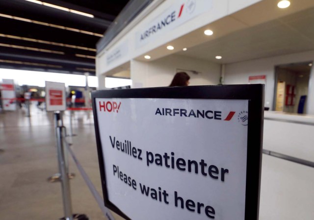 A passenger arrives at the Air France check-in at Bordeaux-Merignac airport, as Air France pilots, cabin and ground crews unions call for a strike over salaries in Merignac near Bordeaux, France April 7, 2018. REUTERS/Regis Duvignau