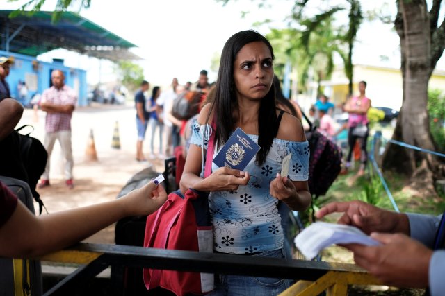 Una mujer venezolana muestra su pasaporte (L) y su documento de identidad en el control fronterizo de Pacaraima, estado de Roraima, Brasil 16 de noviembre de 2017. Foto tomada el 16 de noviembre de 2017. REUTERS / Nacho Doce
