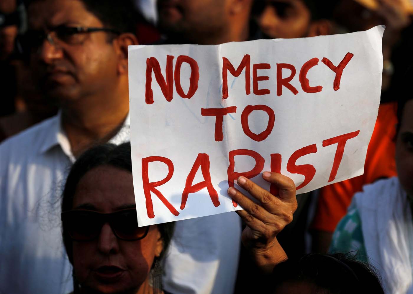 India aprueba pena de muerte para violadores de niñas menores de 12 años
