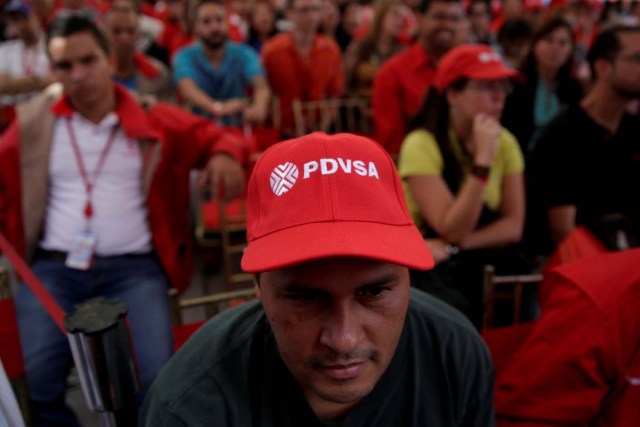 FILE PHOTO: A man wears a cap with the logo of PDVSA as he attends the swear-in ceremony of the new board of directors of Venezuelan state oil company PDVSA in Caracas, Venezuela January 31, 2017. Picture taken January 31, 2017. REUTERS/Marco Bello/File Photo