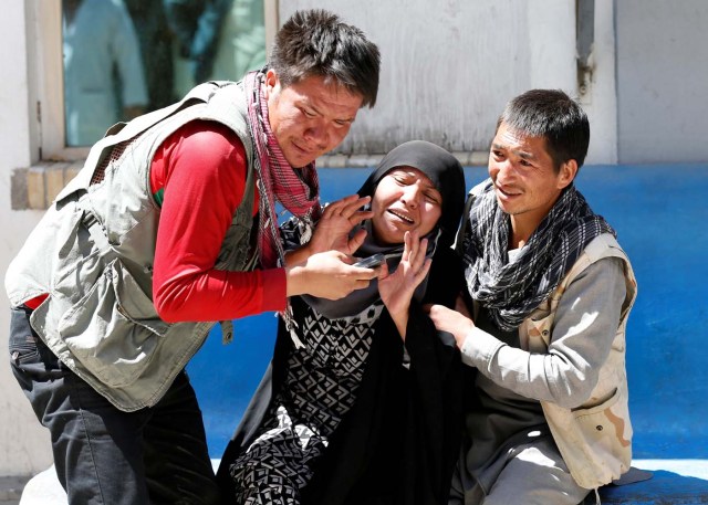 Relatives of the victims mourn at a hospital after a suicide attack in Kabul, Afghanistan April 22, 2018.REUTERS/Mohammad Ismail