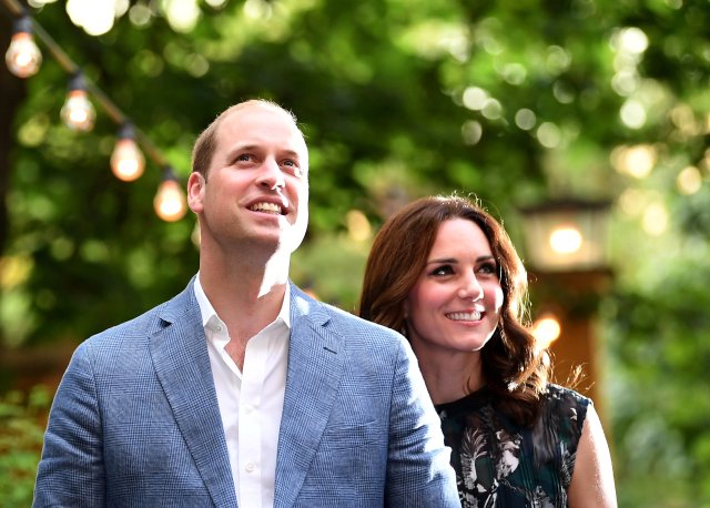 El príncipe Guillermo de Gran Bretaña, el duque de Cambridge y su esposa, la princesa Kate, la duquesa de Cambridge, asisten a una recepción en Claerchens Ballhaus, en Berlín, Alemania, el 20 de julio de 2017. REUTERS / Britta Pedersen / File Photo