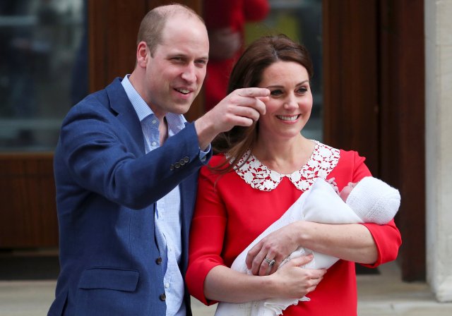 La británica Catherine, la duquesa de Cambridge y el príncipe Guillermo abandonan el Lindo Wing del hospital St Mary's con su nuevo bebé en Londres, el 23 de abril de 2018. REUTERS / Hannah Mckay