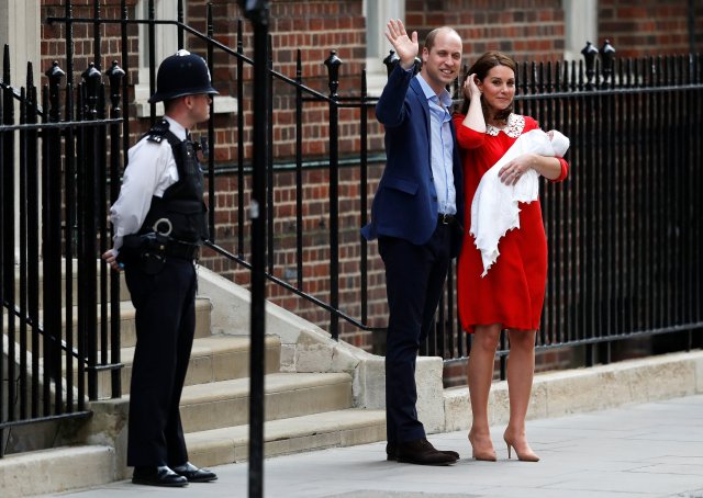 La británica Catherine, la duquesa de Cambridge y el príncipe Guillermo abandonan el Lindo Wing del hospital St Mary's con su nuevo bebé en Londres, el 23 de abril de 2018. REUTERS / Peter Nicholls