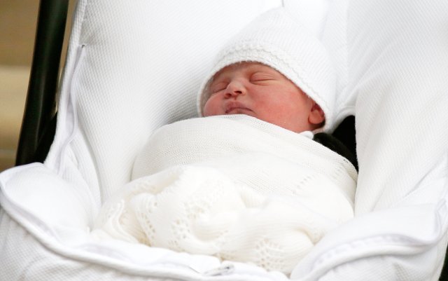 La británica Catherine, la duquesa de Cambridge y el príncipe Guillermo abandonan el Lindo Wing del hospital St Mary's con su nuevo bebé en Londres, el 23 de abril de 2018. REUTERS / Hannah Mckay