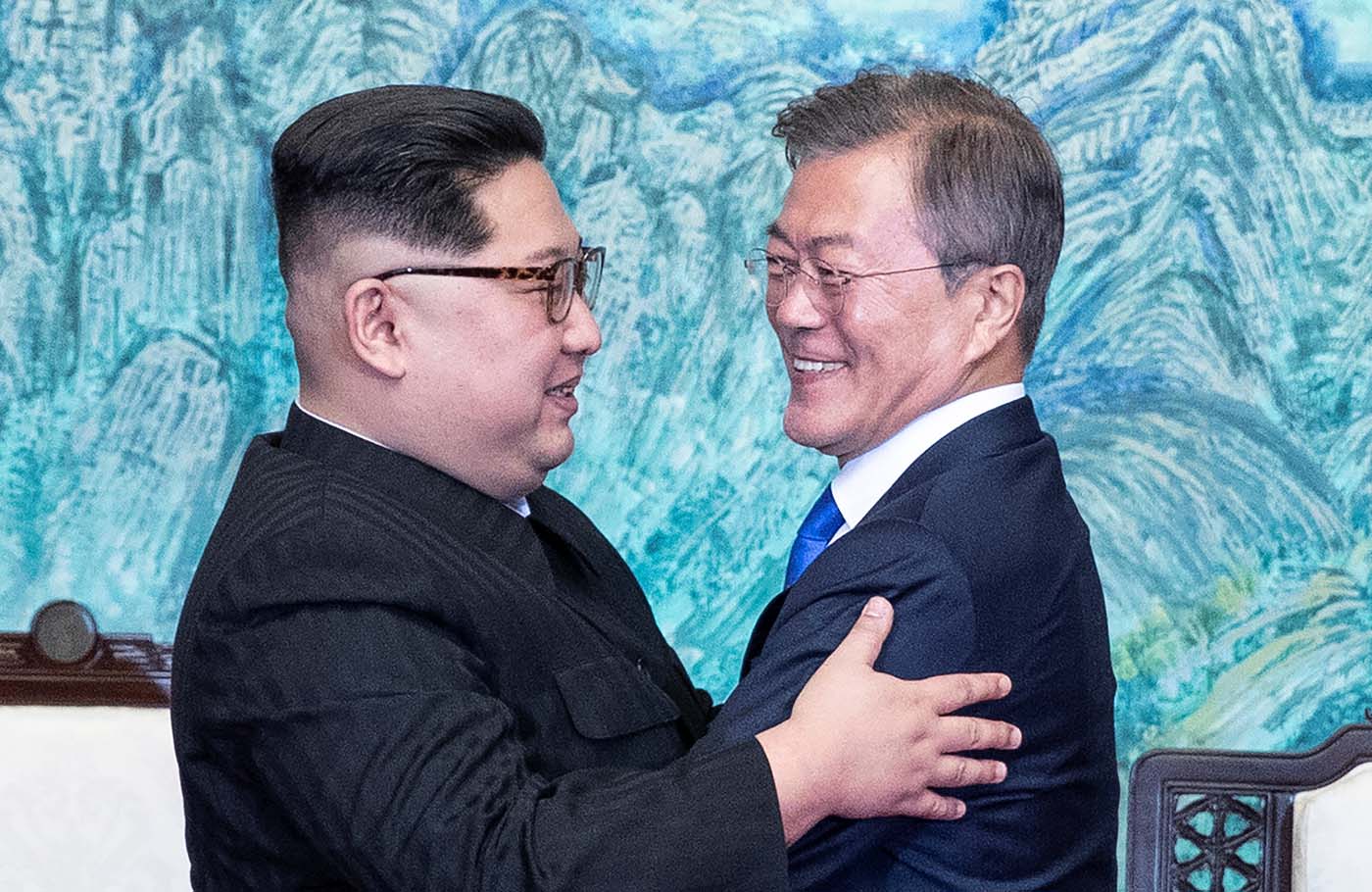 Kim y Moon se abrazan y proclaman que no habrá más guerra en la península coreana (fotos)